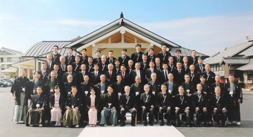 新築なった筑紫詰所の前で行われた竣工式の記念撮影