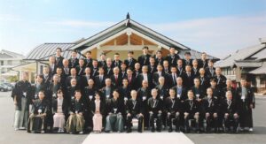 新築なった筑紫詰所の前で行われた竣工式の記念撮影